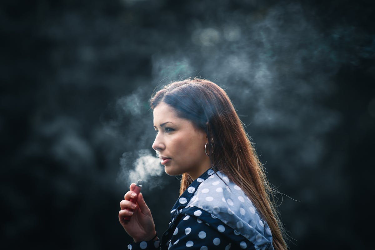 How Vaping Affects Your Oral Health: What Dentists Say About E-Cigarettes and Teeth
